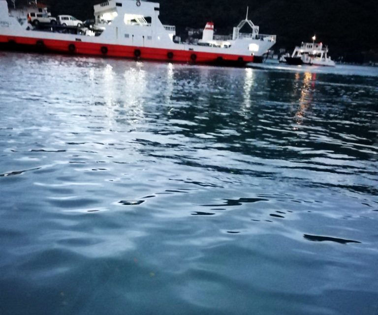 Masna mrlja u zalivu nakon izlivanja goriva