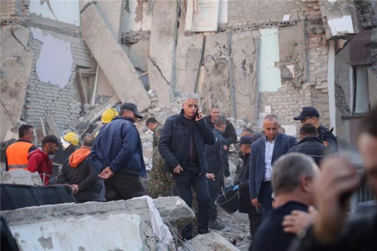 U Albaniji najmanje 21 osoba poginula, oko 600 zatražilo pomoć liječnika