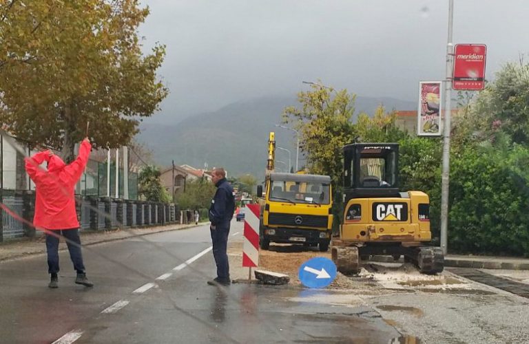 Tivat – radovi na jadranskoj magistrali, u sklopu izgradnja atmosferske kanalizacije