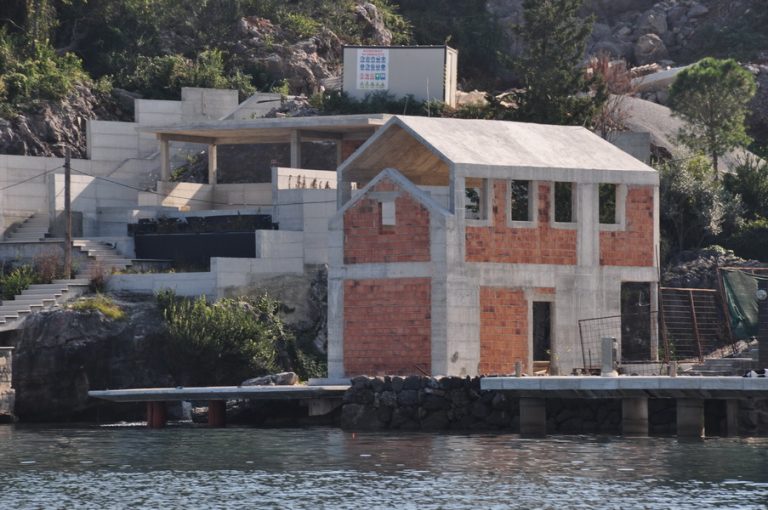 Tivat – prihvaćeno 36 zahteva za legalizaciju bespravno podignutih objekata, cijeli posao ide vrlo sporo