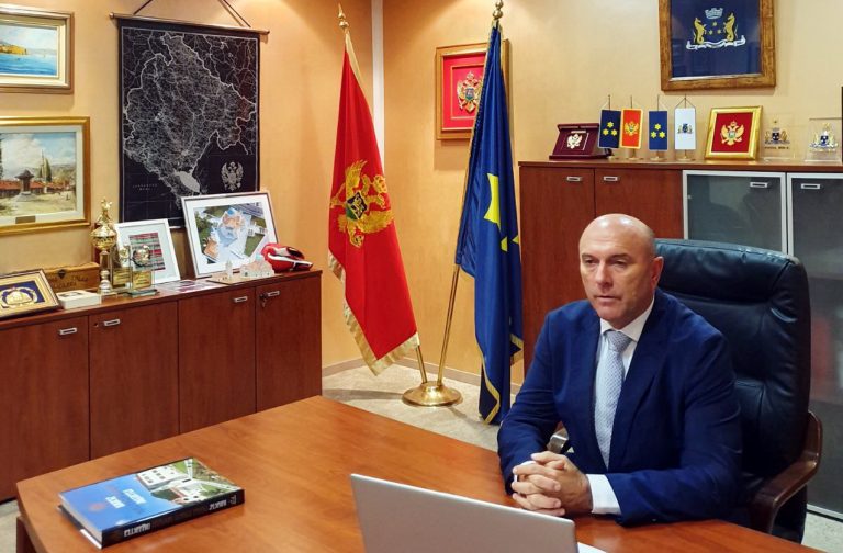 Budva – Carević suspendovao isplatu prekovremenih radnih sati i naknade za komisije i radna tijela