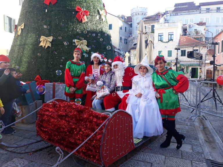 Djed Mraz na sankama stigao na novski Trg da podijeli poklone