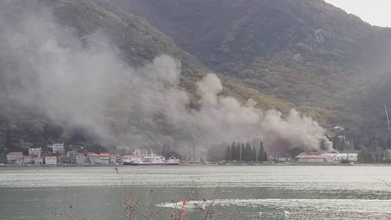 Lepetane i Kamenare prekrio dim, mještani sumnjaju na paljenje guma…