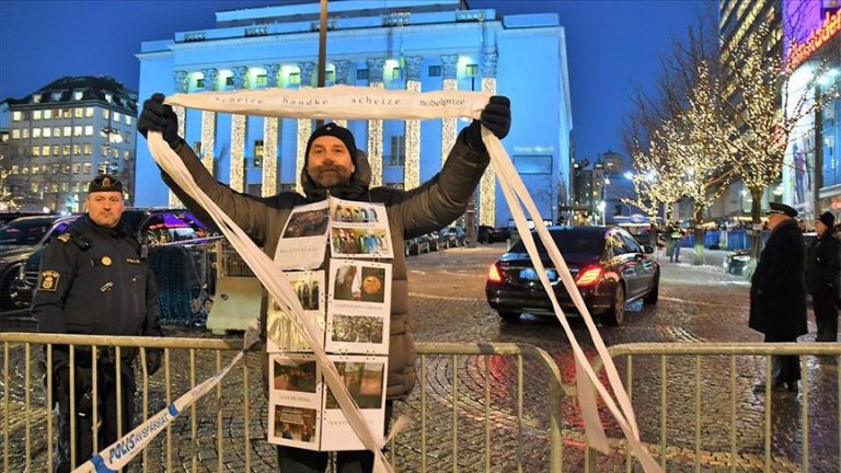 Stotine građana na protestima u Stockholmu zbog Nobelove nagrade Handkeu