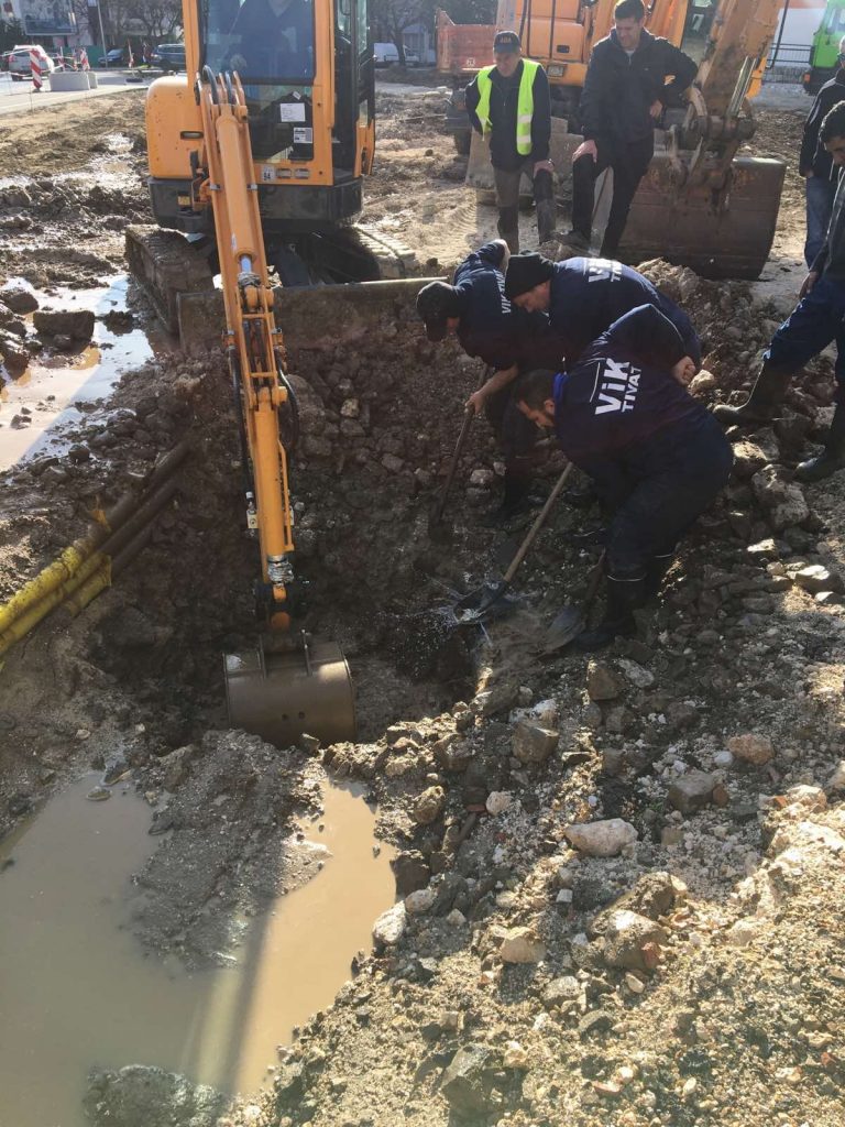 Prekinuli glavnu vodovodnu cijev na novom kružno toku u centru grada