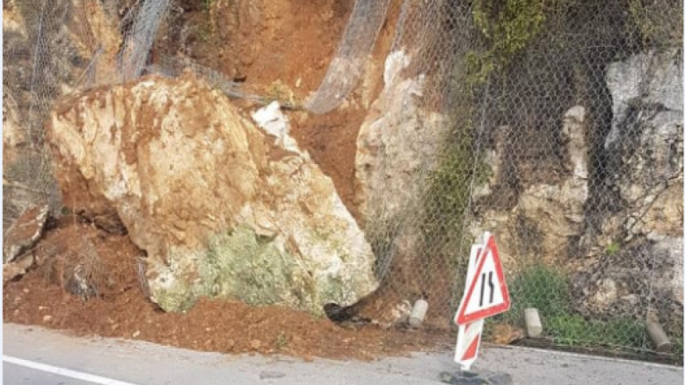 Odron kod tunela Mogren, saobraća se jednom trakom naizmjenično