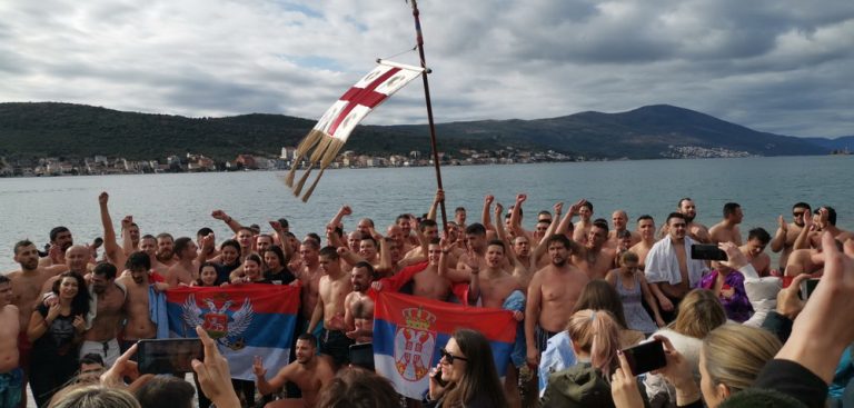 Bogojavljensko plivanje u Tivtu – djevojčica prva do krsta