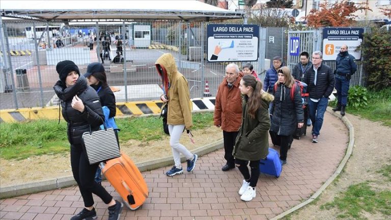 Putnici napuštaju kruzer nakon potvrde da kineski par nije zaražen koronavirusom