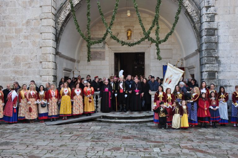 Molitvom i kolom Bokeljske mornarice 1211. put odana počast Svetom Tripunu