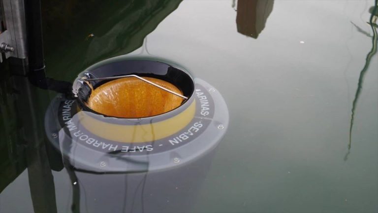 U riječkoj luci postavljen Seabin uređaj za filtriranje morske vode