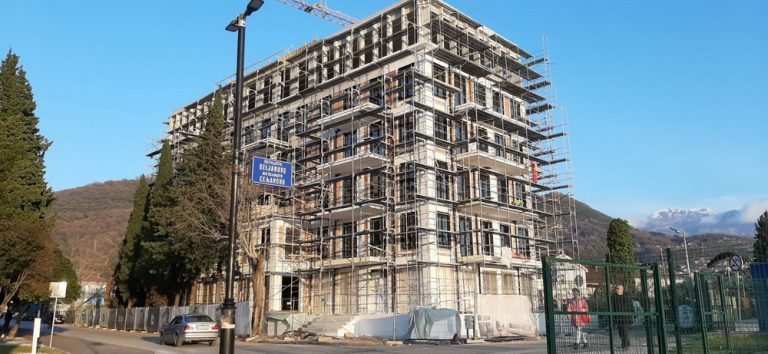 Tri mjeseca ne vide sprat koji se nelegalno gradi u sred Porto Montenegra