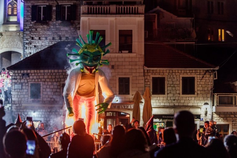 Novljani osudili krnevala Virusa Krunu