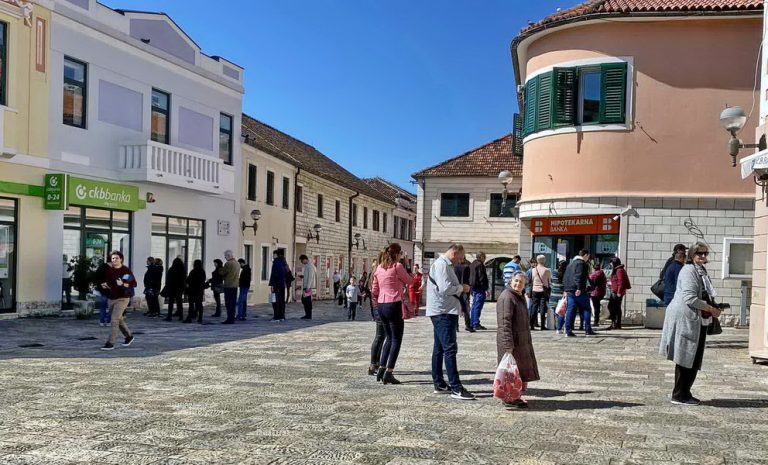 Korona virus mijenja navike Novljana: Hotelijeri zatvaraju objekte, pred bankama ogromni redovi