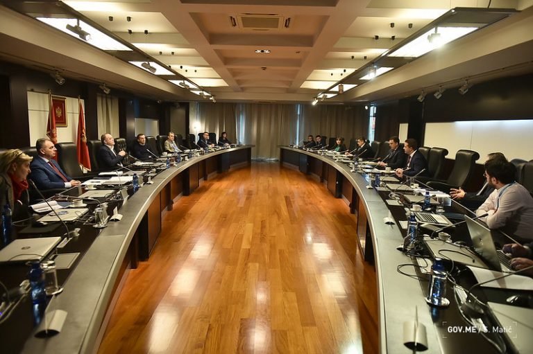 Nove mjere –  zabrana prisustva i zadržavanja više od dva lica, obustava putničkog međunarodnog saobraćaja…