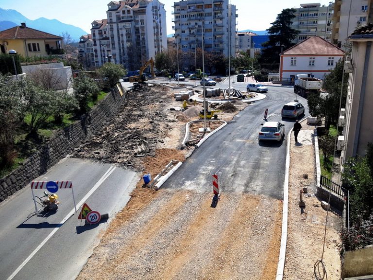 Gradnja kružnih tokova u Tivtu kasni, problemi u saobraćaju sve izraženiji