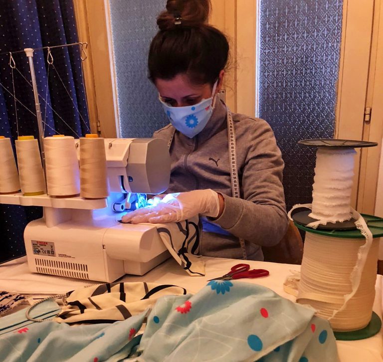 Tivćani šiju i besplatno dijele maske