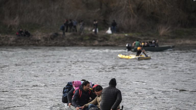 Tanker sa oko 190 migranata se nasukao kod grčkog ostrva