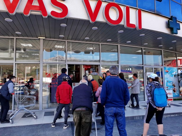 Povremene gužve ispred supermarketa – kupci se navikavaju na nova pravila…
