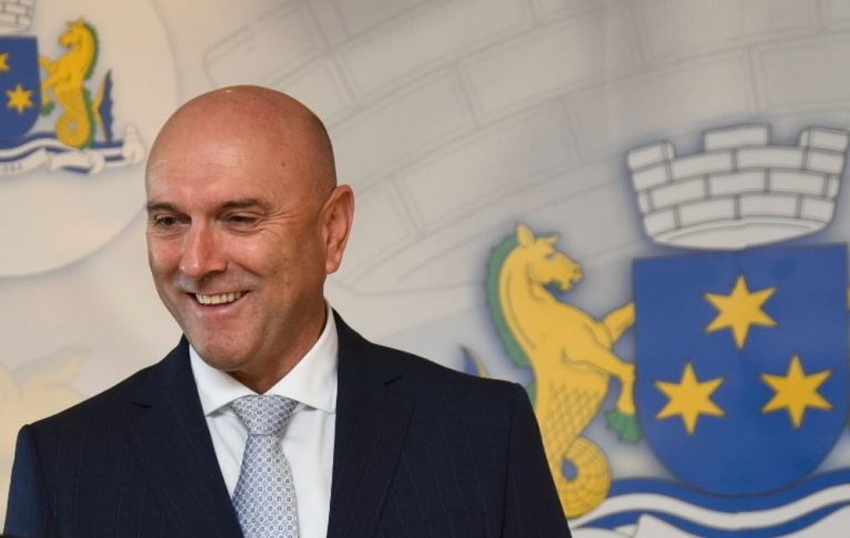 Prefarbana spomen ploča na ulazu u Stari grad – Carević: Sramno, vratićemo je u prvobitno stanje