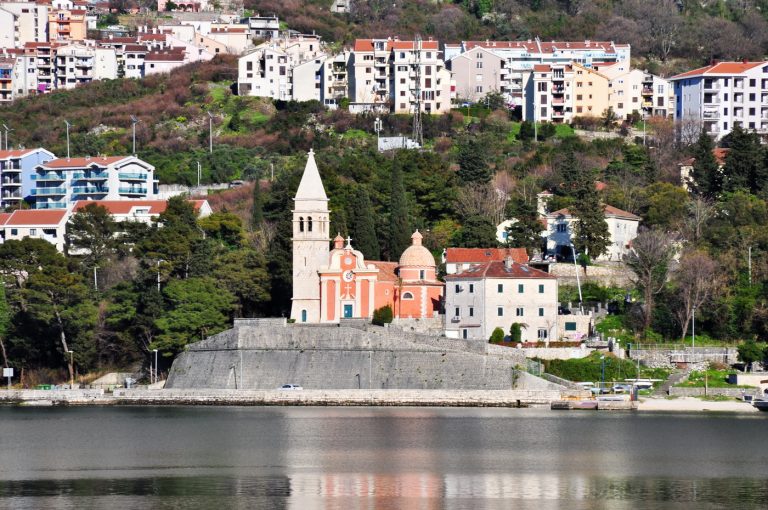 Vjernici mogu prisustvovati obredima, ali uz određena pravila