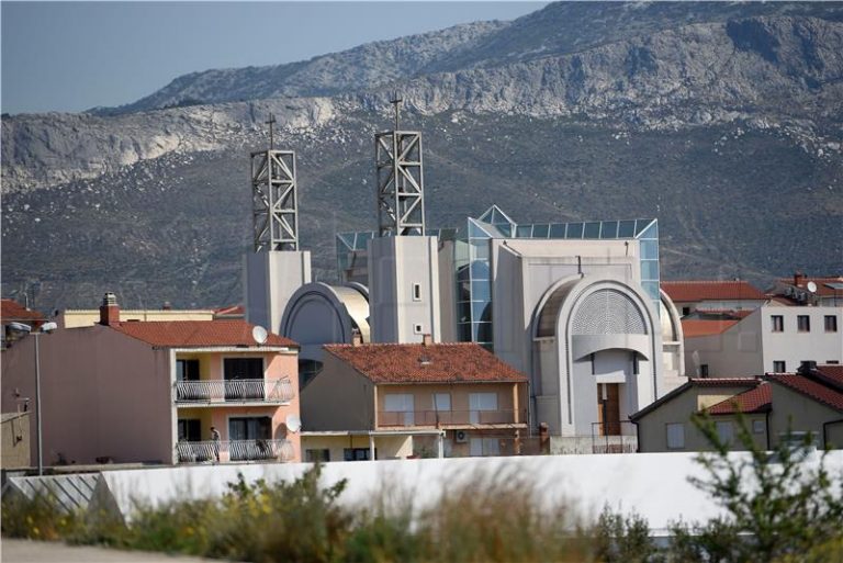 Split – Usprkos zabrani zbog epidemije održana uskrsna misa, napadnuta novinarka…