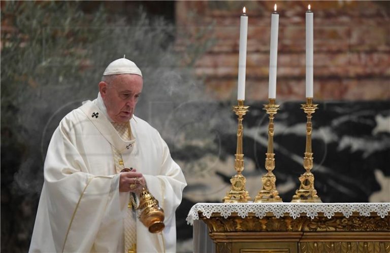 Papa Franjo na polnoćki pozvao na pomoć siromašnima