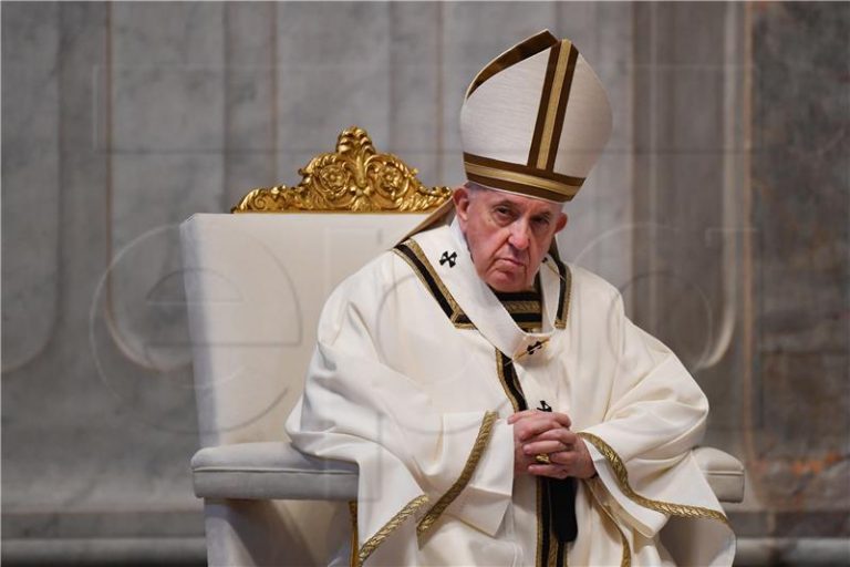 Papa pozvao na ukidanje sankcija, otpis dugova i primirje
