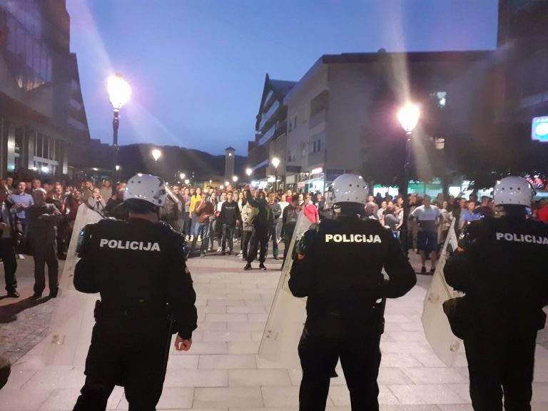Crnogorska policija suzavcem razbila proteste vjernika SPC zbog hapšenje sveštenika