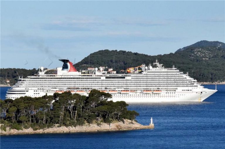 “Carnival Breeze” sa pomorcima uplovio u dubrovačku luku Gruž