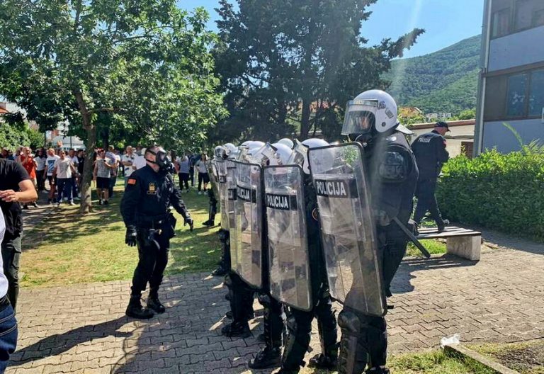 Budva – policija bacila suzavac na protestante, privedeni Carević, Vujović, Rađenović…