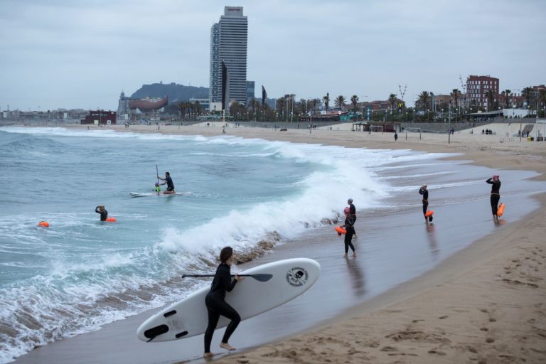 Policija blokirala pristup plažama u Barseloni zbog širenja koronavirusa