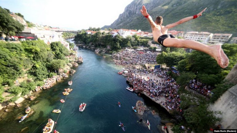 Mostar: Ni korona virus nije spriječio održavanje skokova sa Starog mosta