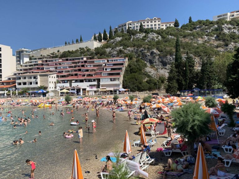 Gužva u Neumu, građani poručuju: Nemoguće držati distancu