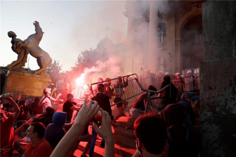 Napeto u Beogradu: Sukobili se policija i demostranti