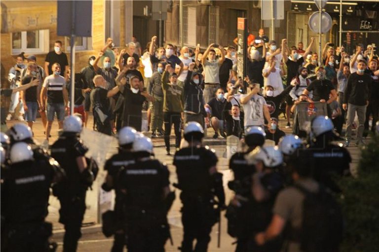 Beograd: Povrijeđeno 19 policajaca i 17 demonstranata