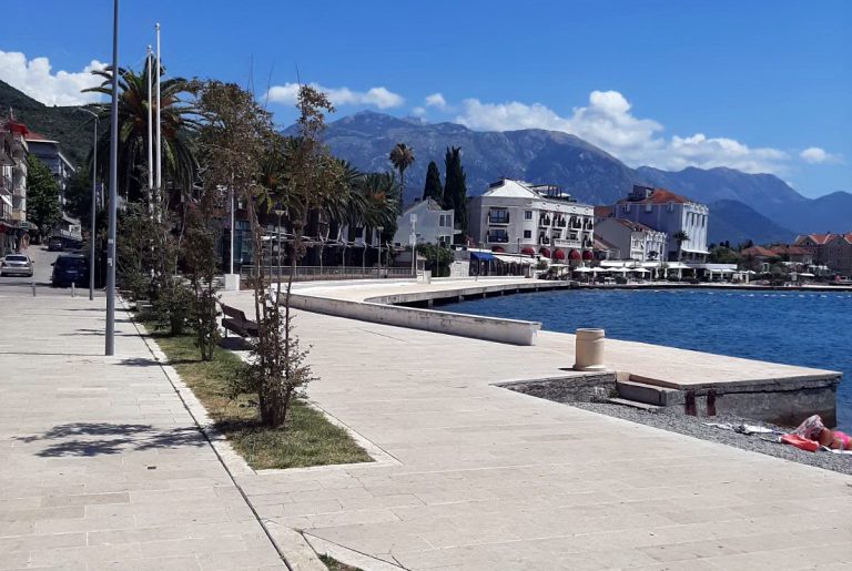 Gradska plaža u Tivtu – prizor koji se ne pamti u julu