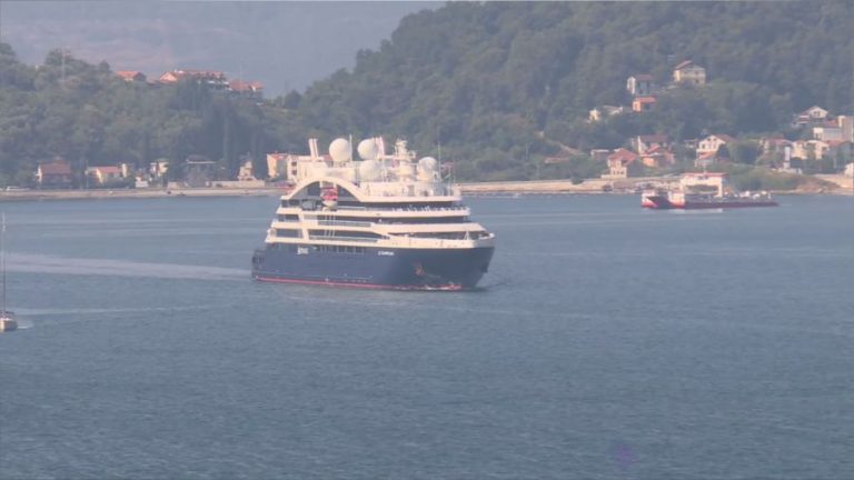 Manji kruzer uplovio u Luku Kotor, putnici ostaju na brodu…