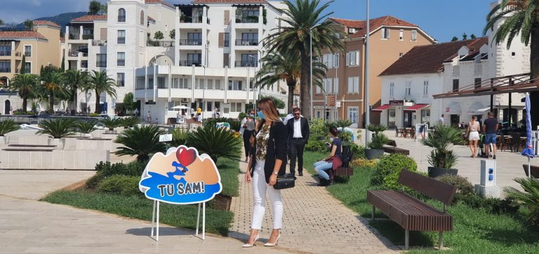 Stikeri u džambo varijanti na gradskoj rivi Pine