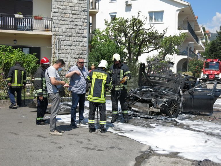 Tivat – izgorio automobil