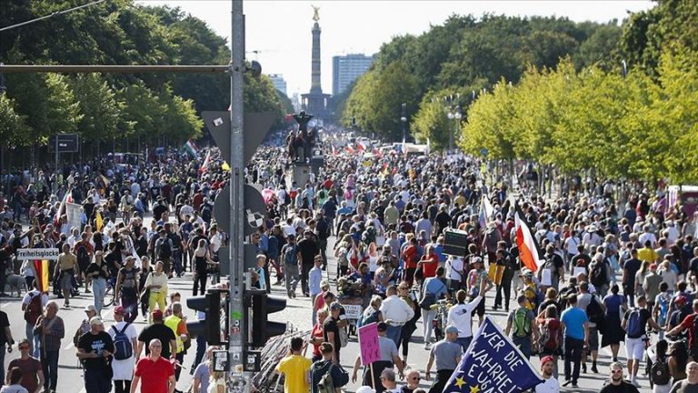 Okupilo se oko 30.000 građana: Policija intervenisala tokom protesta u Njemačkoj