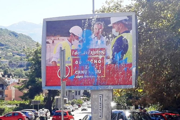 Tivat: Uništen bilbord DPS-a