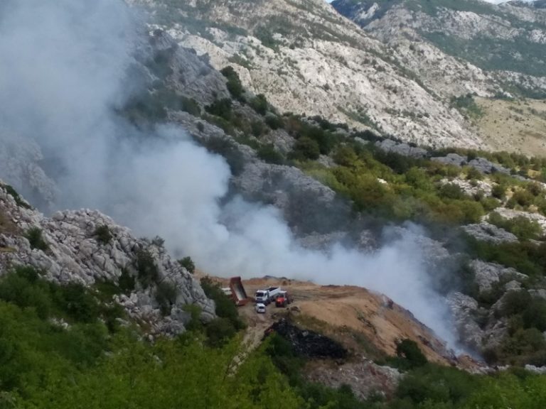 Novljani smeće voze u Bar, mještani upozoravali na požar