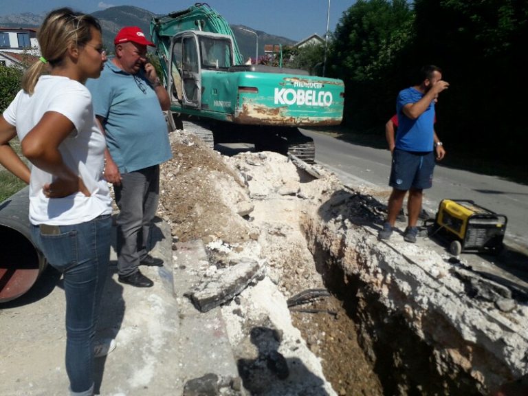 Tivat – Radovi na regionalnom vodovodu, i pored upozorenja prekinuli strujni kabel