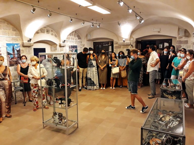 U Kotoru otvorena izložba “Dikine kolane i borše”