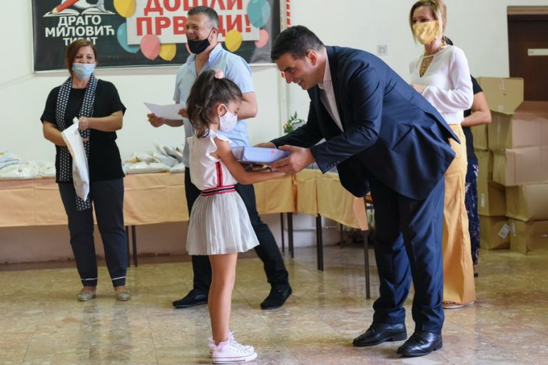 Tivat – prvacima svečano uručene knjige i poklon paketići