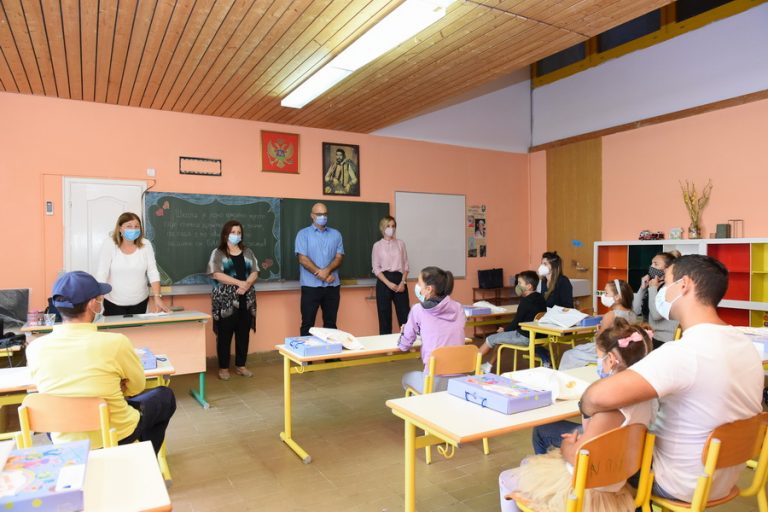 Radovići – Prvacima iz OŠ „Branko Brinić“ uručeni kompleti knjiga