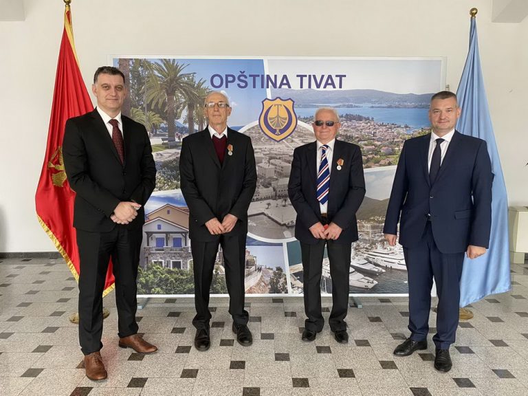 Odličja za čelnike tivatskog OBNOR-a