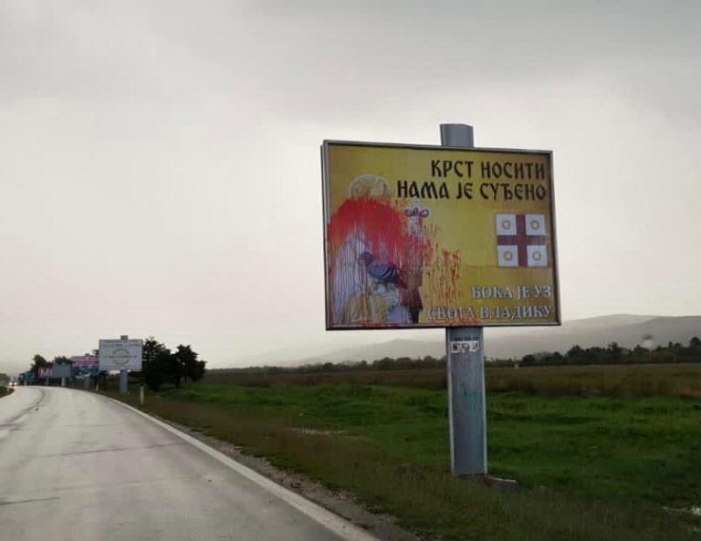 Oštećen bilbord sa likom Amfilohija