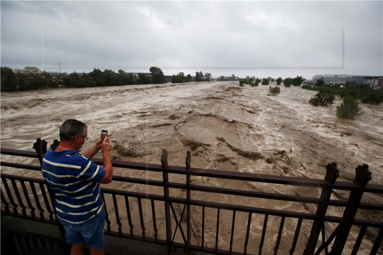 Italija: U poplavama poginuo vatrogasac, 17 osoba nestalo