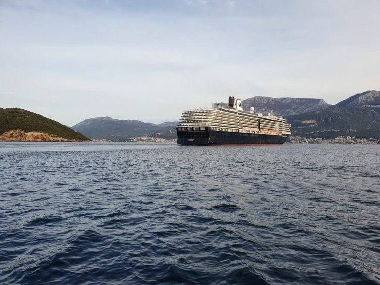 Kruzer u Boki – zamjena posade